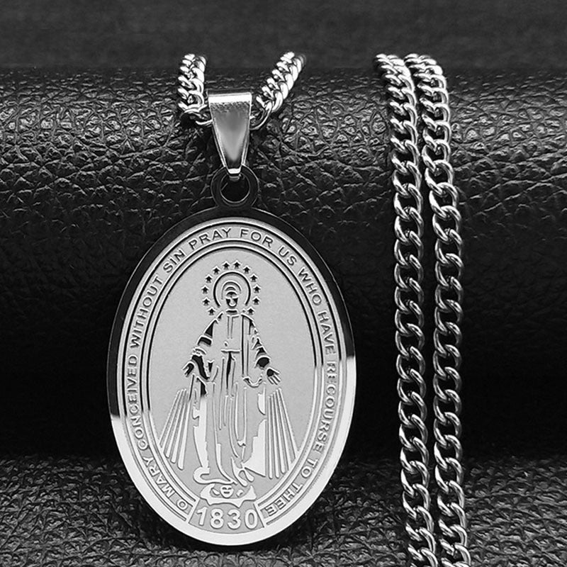 Oval Medal Necklace with Virgin Mary Prayer in Gold